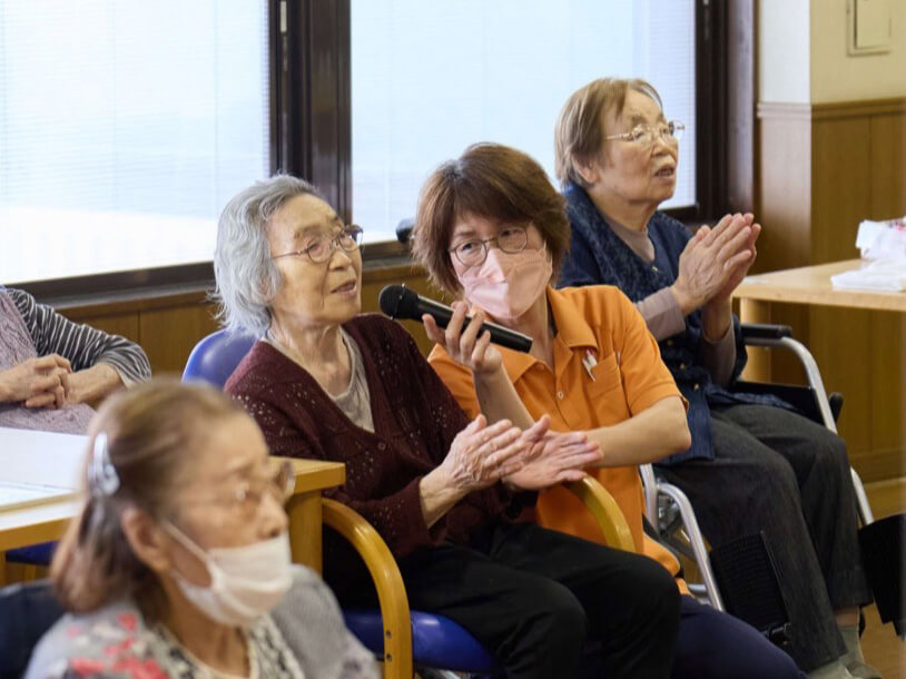 食事やレクリエーションを楽しむ日々の様子